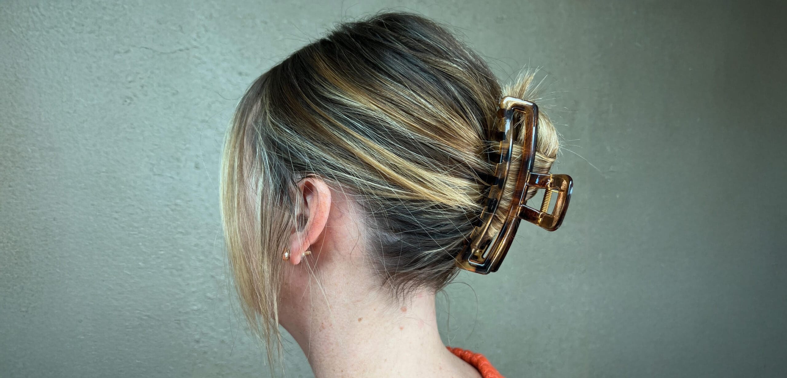 Woman with tortoise colored jaw clip in her hair.